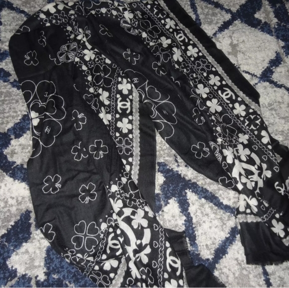 CHANEL Accessories - FREE GIFT ❄EXALTED Chanel🏒 Cashmere Scarf